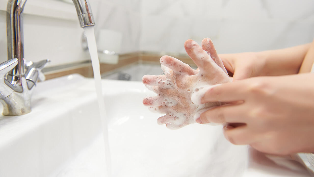 First together, then alone: ​​hand washing is part of the daily routine.