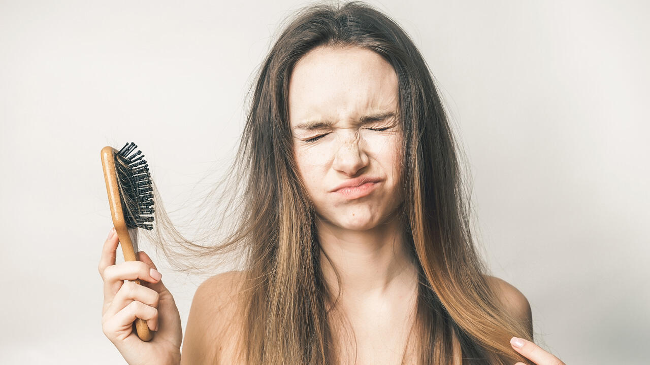Haare richtig kämmen: Ein bisschen Geduld und das richtige Handwerkszeug hilft, Haarschäden zu vermeiden.