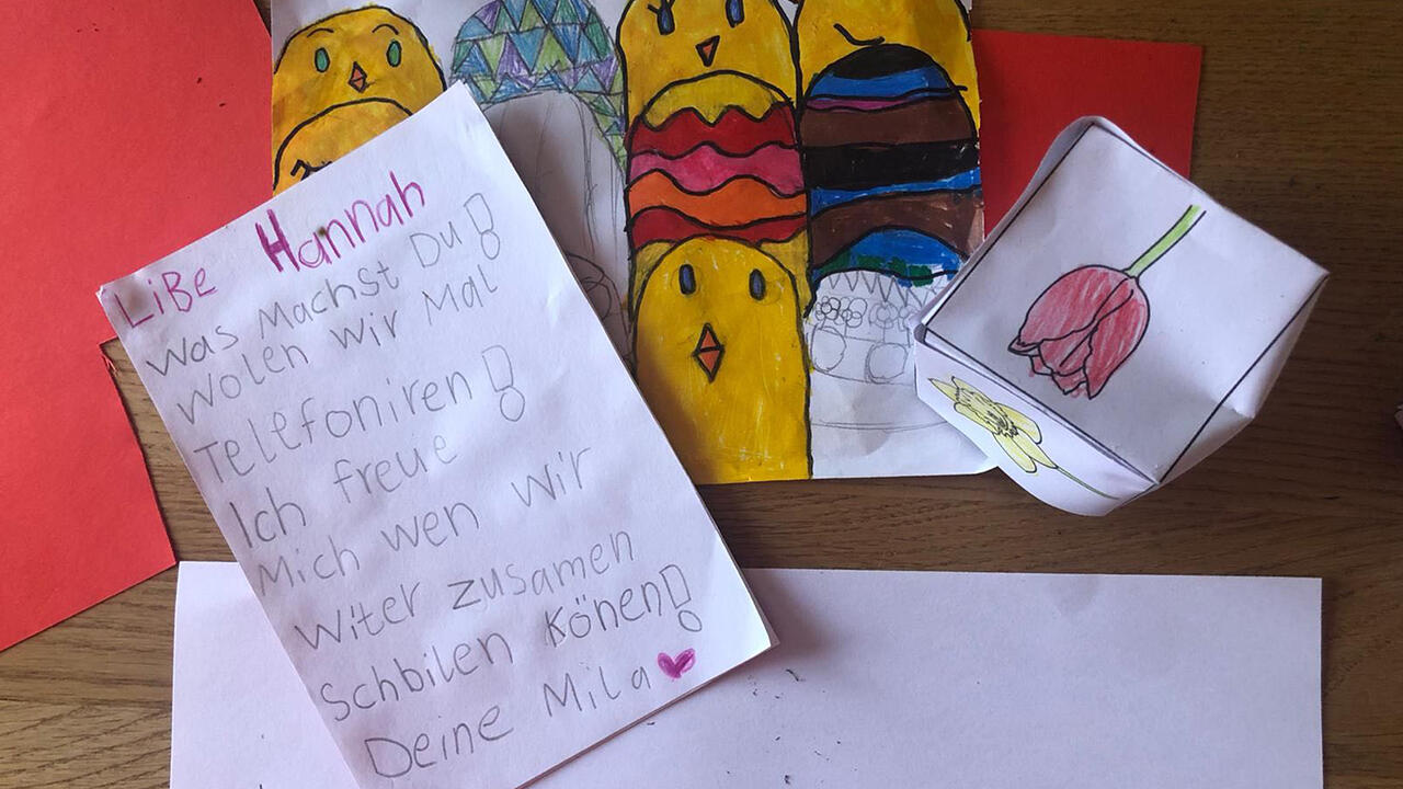 Post von der Nachbarin: Die Freundinnen wollen sich zum telefonieren verabreden. Post von der Nachbarin: Die Freundinnen wollen sich zum telefonieren verabreden.