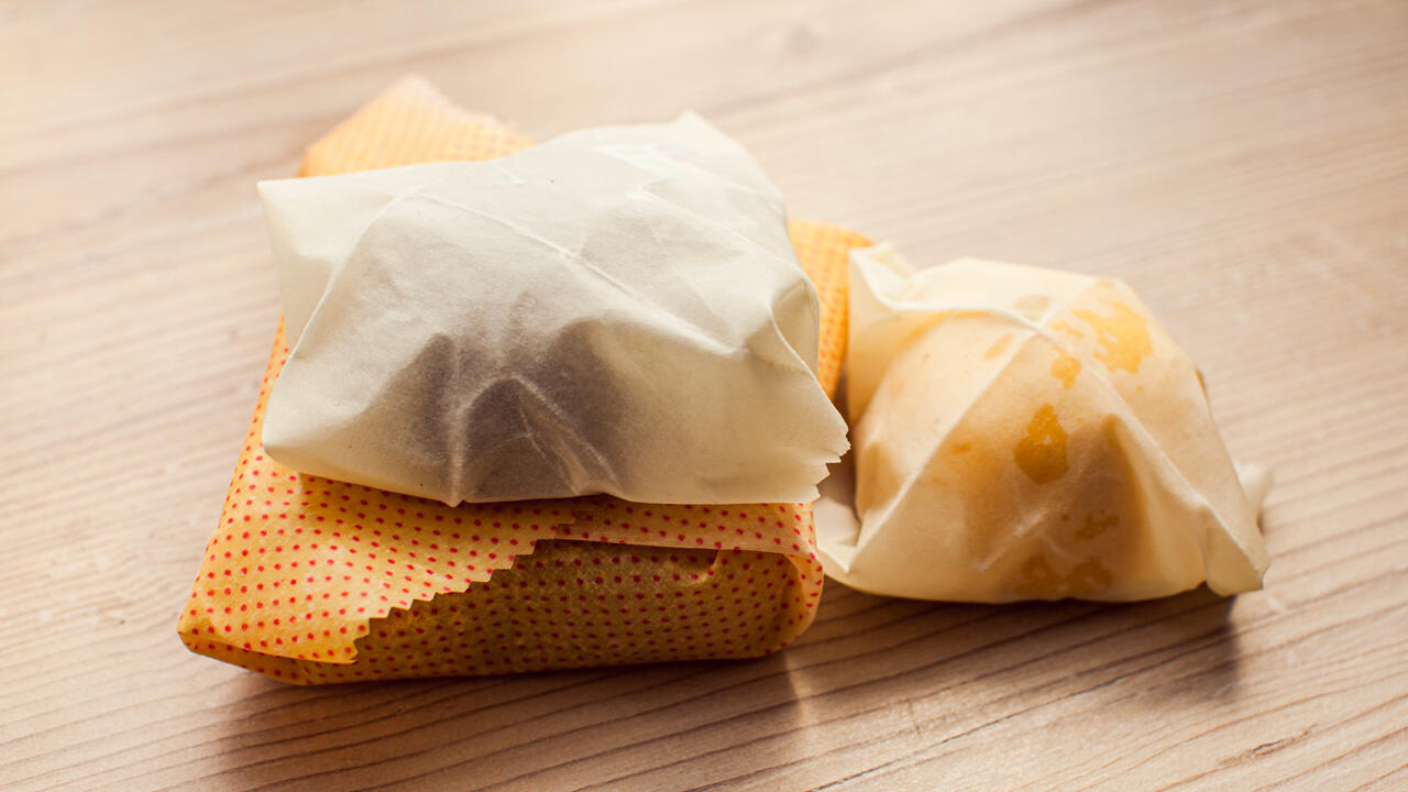 Brot einpacken, Obst einwickeln und Behältnisse abdecken: Wachstücher sind eine nachhaltige Alternative zu Frischhaltefolie – und ganz einfach selber zu machen. Brot einpacken, Obst einwickeln und Behältnisse abdecken: Wachstücher sind eine nachhaltige Alternative zu Frischhaltefolie – und ganz einfach selber zu machen.