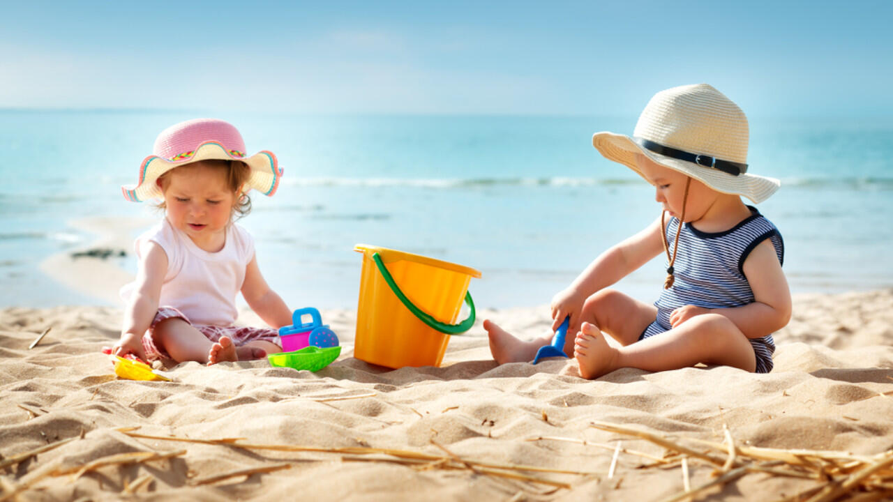Kleinkinder sollten nur mit einer Kopfbedeckung in die Sonne und die Mittagshitze lieber im Schatten verbringen. Kleinkinder sollten nur mit einer Kopfbedeckung in die Sonne und die Mittagshitze lieber im Schatten verbringen.