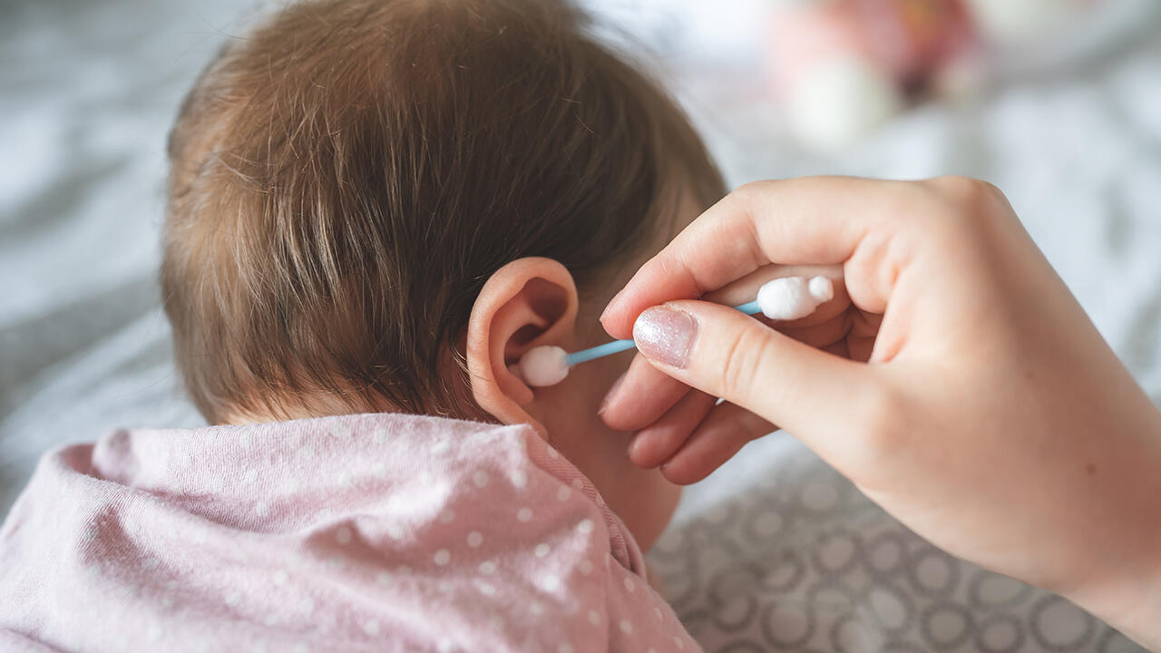 Mit dem Wattestäbchen sollten Eltern nur die Ohrmuschel des Babys reinigen. 