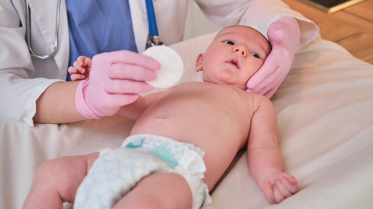 Bei hartnäckigem Ohrenschmalz sollten Eltern lieber einen Kinderarzt aufsuchen.