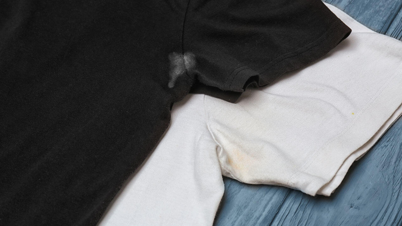 Deoflecken zeigen sich auf heller und dunkler Kleidung. Einfache Hausmittel helfen beim Entfernen. Deoflecken zeigen sich auf heller und dunkler Kleidung. Einfache Hausmittel helfen beim Entfernen.