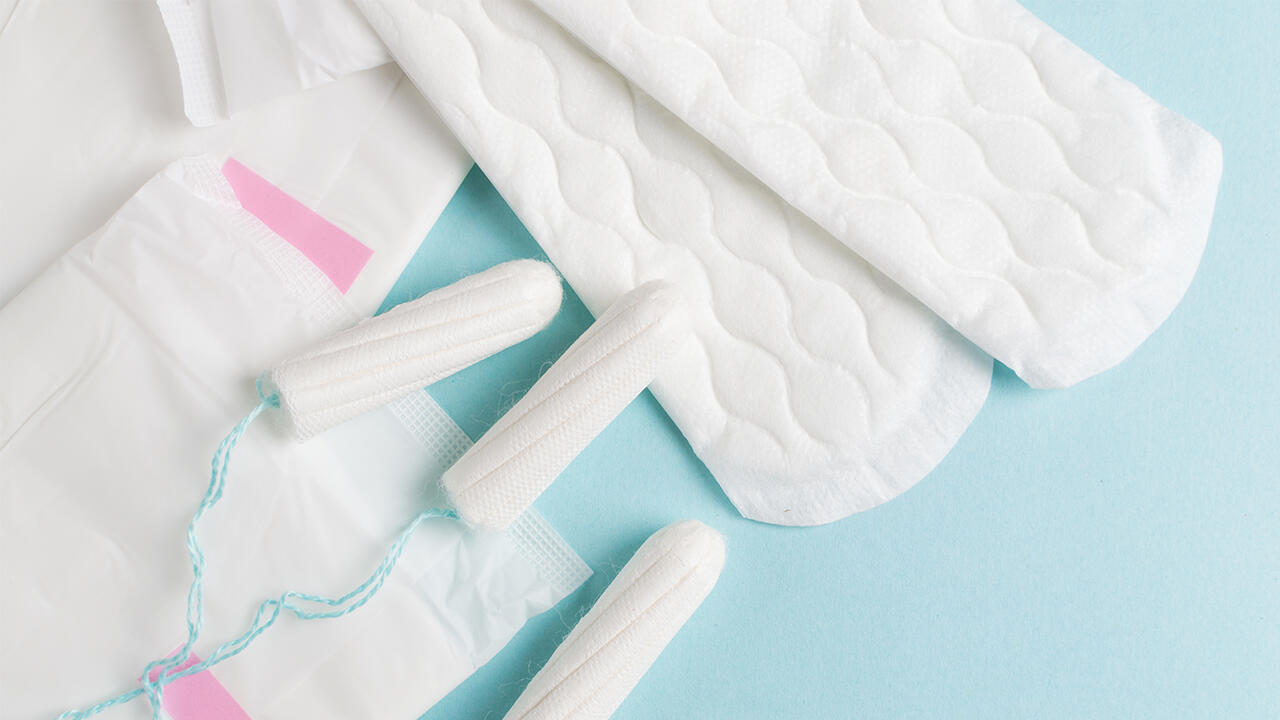 Um bei der Monatshygiene Müll zu sparen, setzen inzwischen immer mehr Frauen auf Menstruationskappen. Um bei der Monatshygiene Müll zu sparen, setzen inzwischen immer mehr Frauen auf Menstruationskappen.