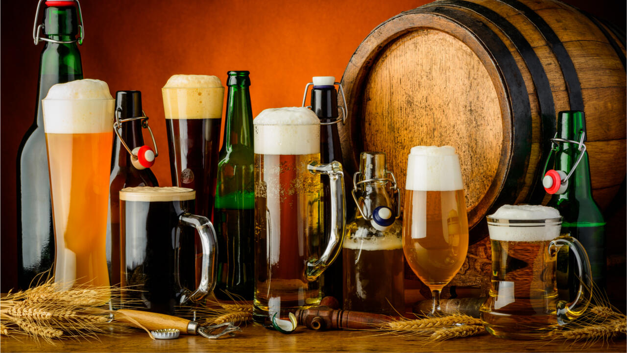 Verschiedene Biersorten: Ein Weizenbier, zwei dunkle Biere, ein Helles und zwei Pilsbiere.