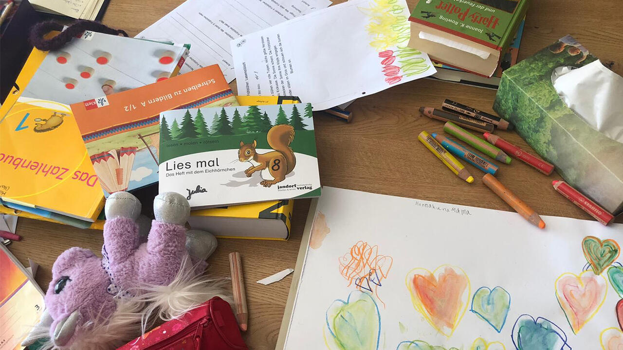 Homeschooling bedeutet an manchen Tagen auch etwas Chaos. Homeschooling bedeutet an manchen Tagen auch etwas Chaos.
