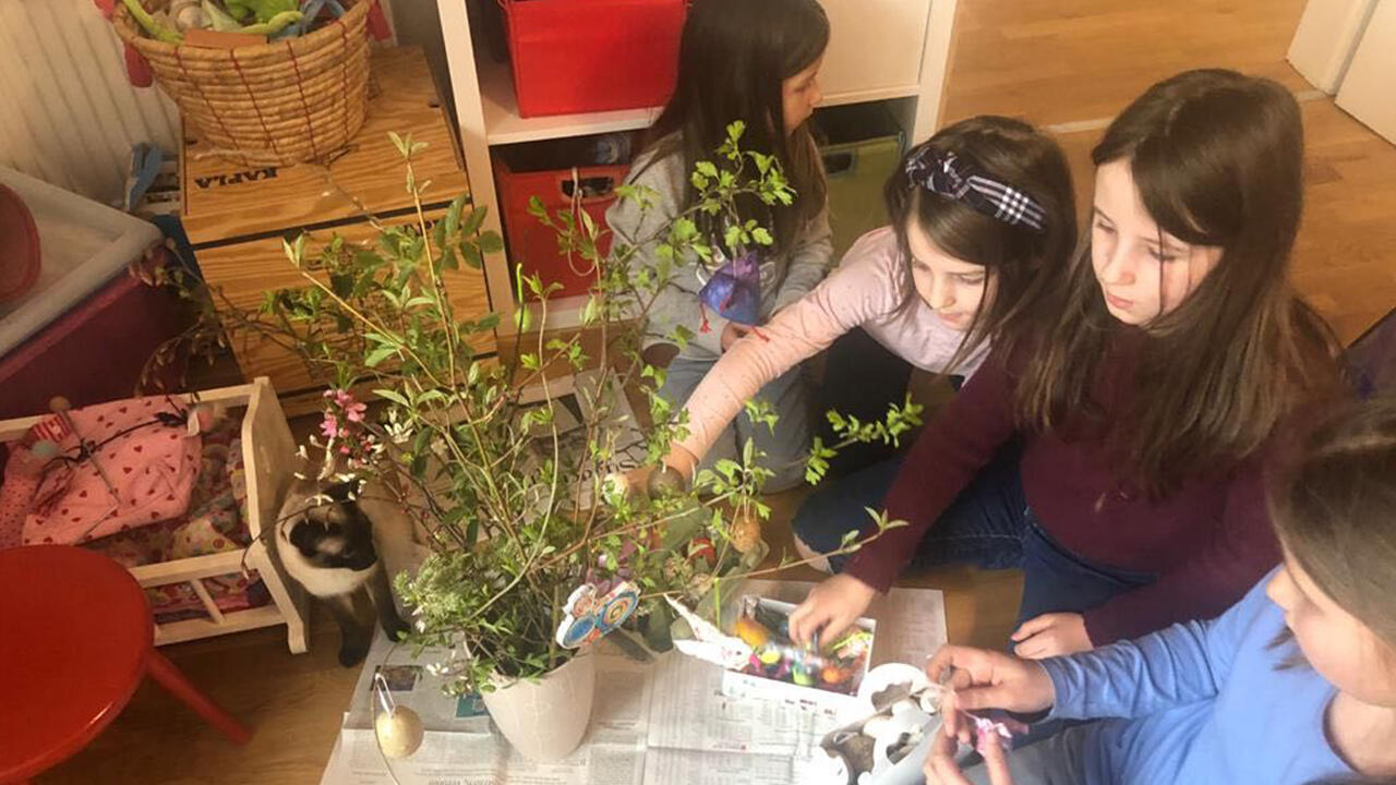 Teamwork: Die Vorbereitung für Ostern laufen. Teamwork: Die Vorbereitung für Ostern laufen.