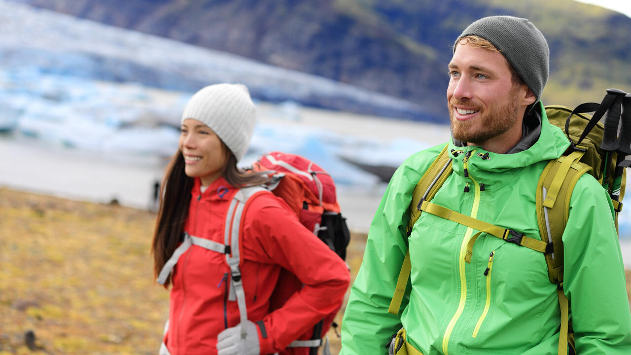 Eine gute Outdoor-Jacke ist zugleich atmungsaktiv, belüftet und belastbar.