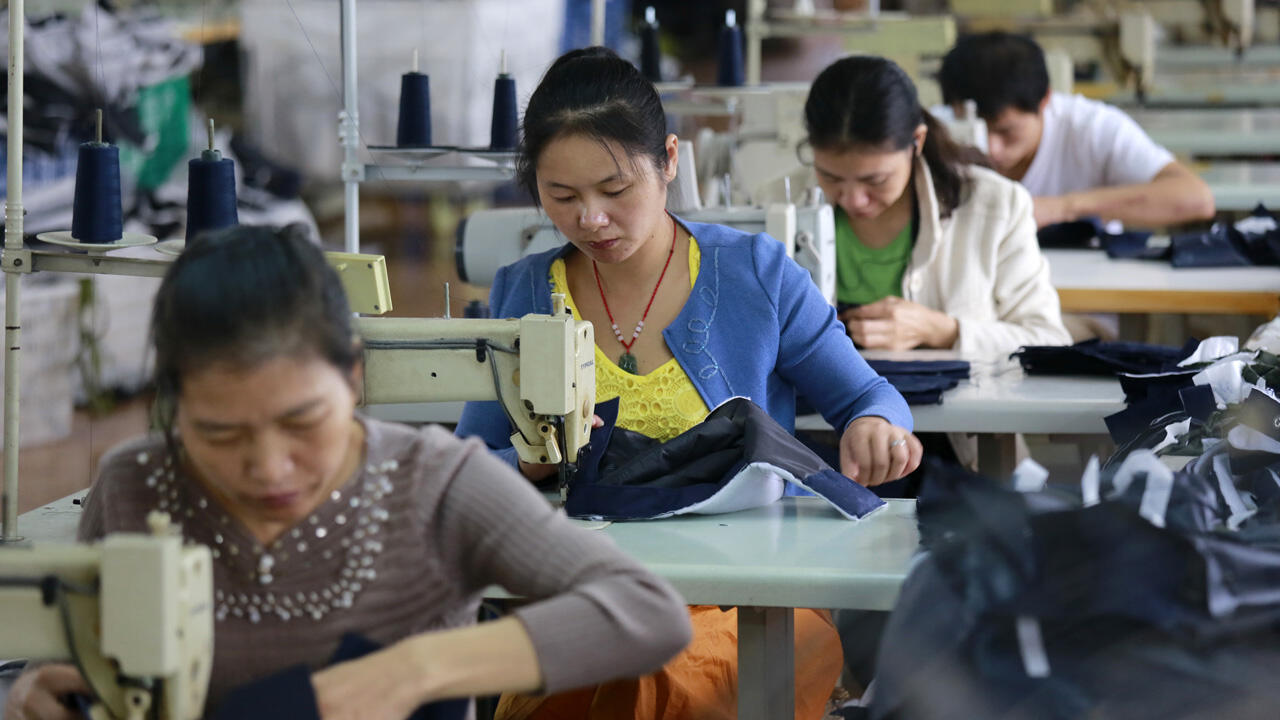Näherinnen fertigen im chinesischen Jiangxy für den Export. Organisationen wie die Fair Wear Foundation zertifizieren sichere Arbeitsbedingungen und auskömmliche Löhne.