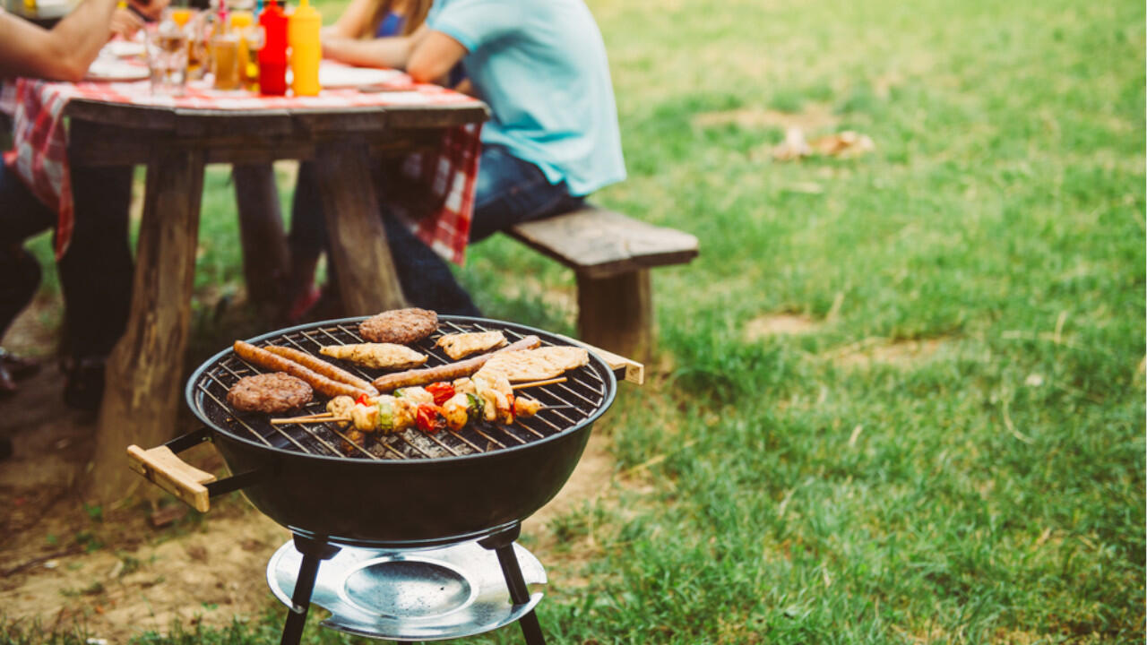 Rauchsalz verleiht Fleisch, Fisch und Gemüse beim Grillen ein besonderes Räucheraroma.