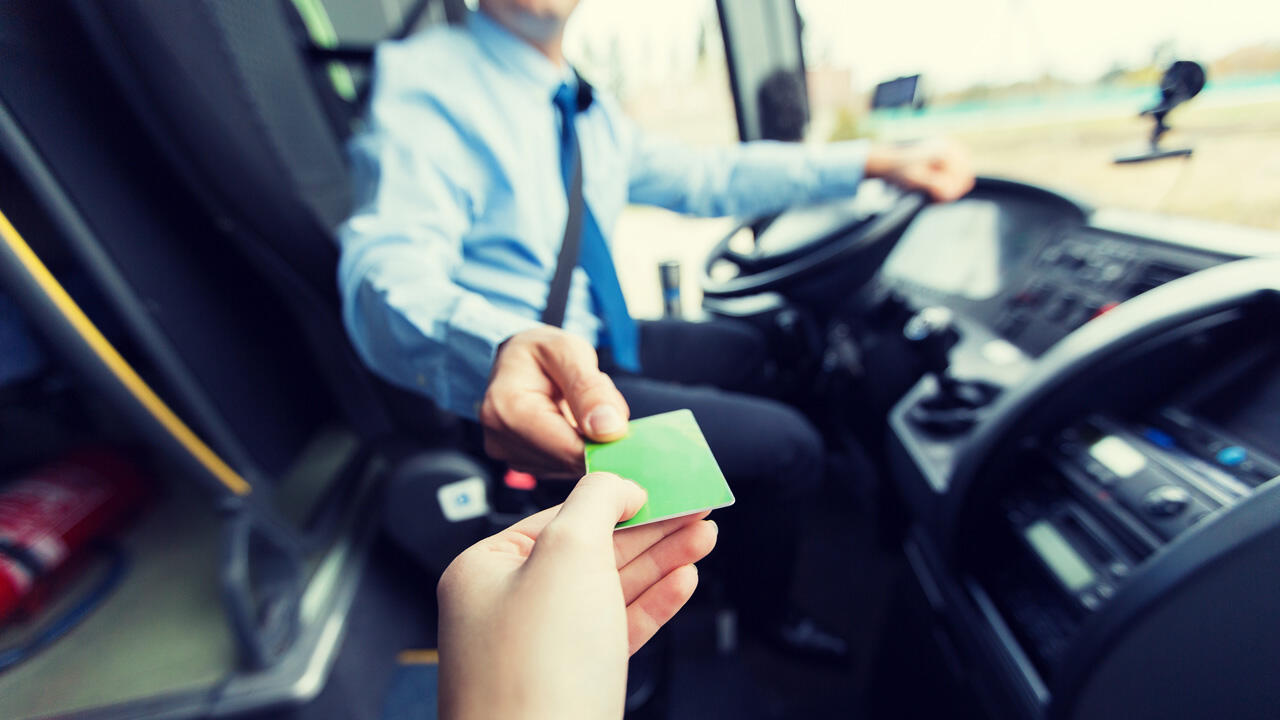 Vom 1. Juni an sollen Fahrgäste im öffentlichen Nahverkehr für 9 Euro pro Monat Busse und Bahnen nutzen können.