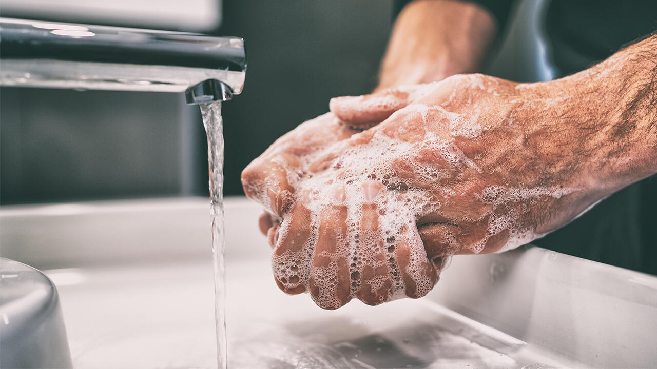 Händewaschen mit kaltem Wasser entfettet die Haut weniger. Es macht die Hände genauso sauber wie Waschen mit warmem Wasser. Händewaschen mit kaltem Wasser entfettet die Haut weniger. Es macht die Hände genauso sauber wie Waschen mit warmem Wasser.