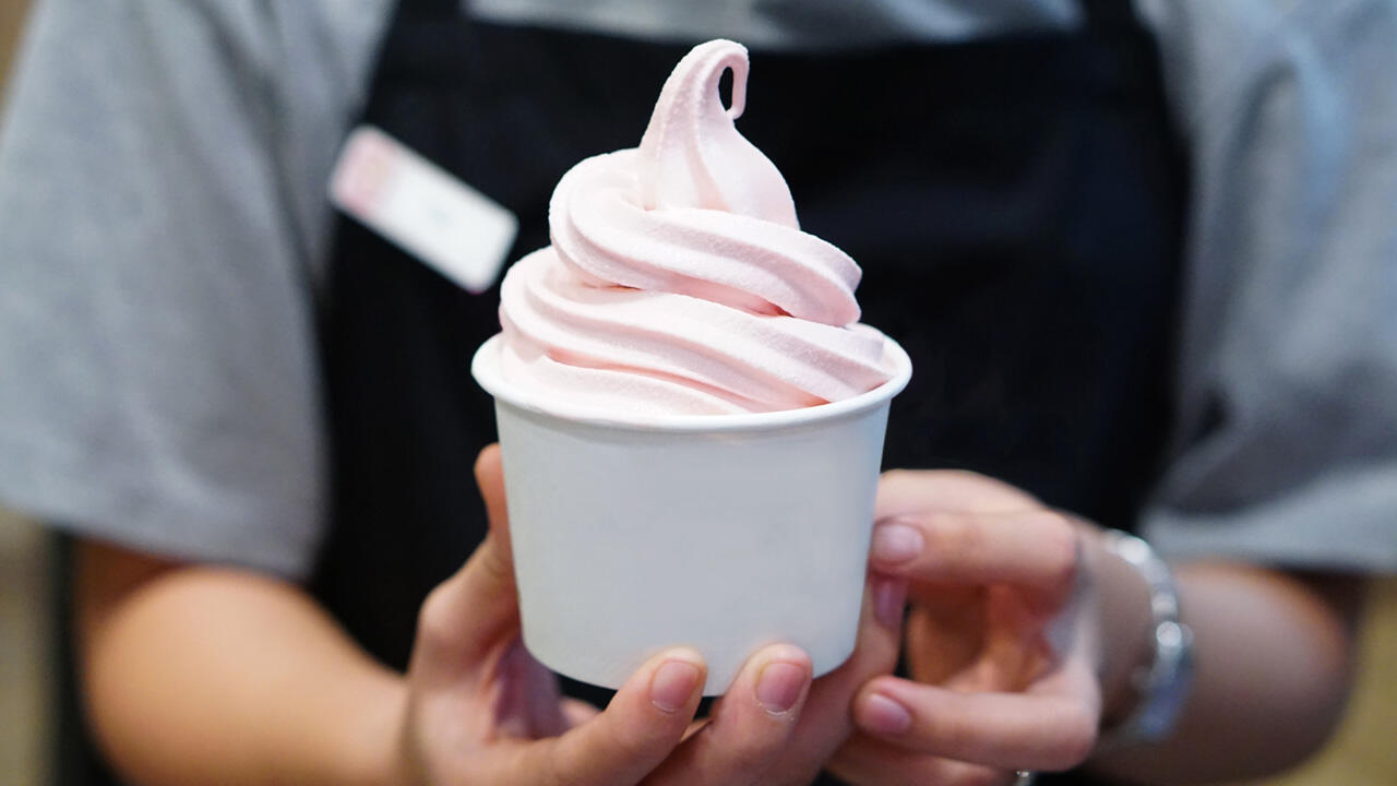 Softeis schaut mit seiner Spitze einfach verführerisch aus – und schmeckt nach Urlaub.