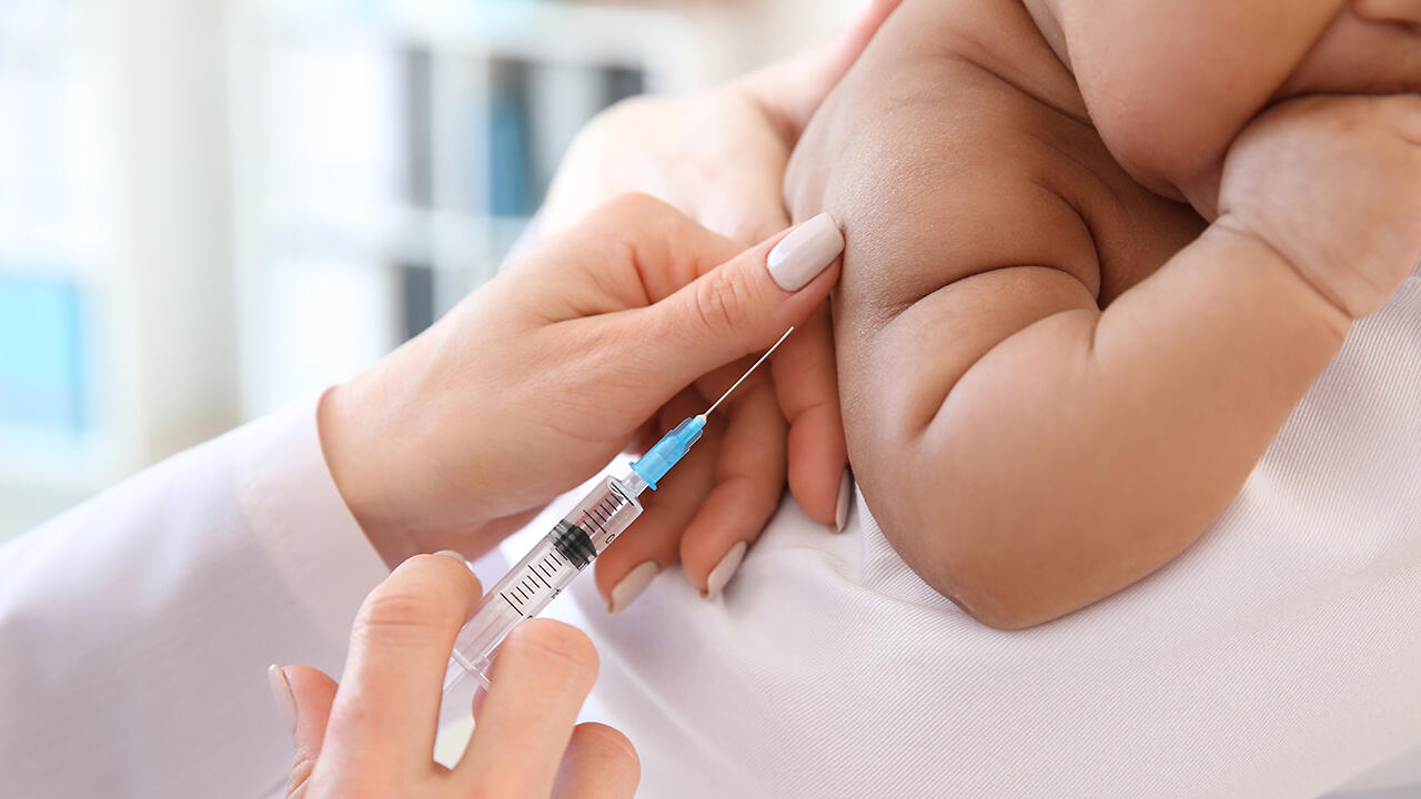 Berufsverband der Kinder- und Jugendärzte (BVKJ): Empfohlene Impfungen sollen nicht verschoben werden.