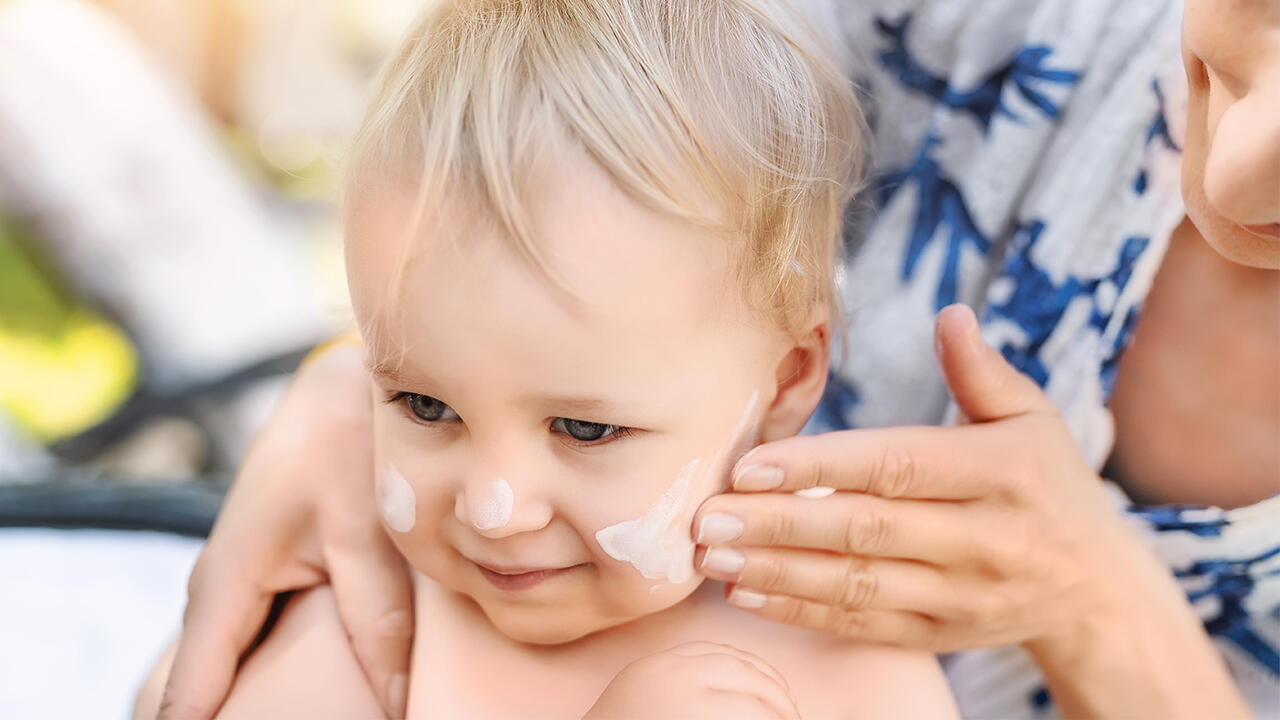 Sonnencreme ist wichtig, um das Baby vor der Sonne zu schützen. Sonnencreme ist wichtig, um das Baby vor der Sonne zu schützen.