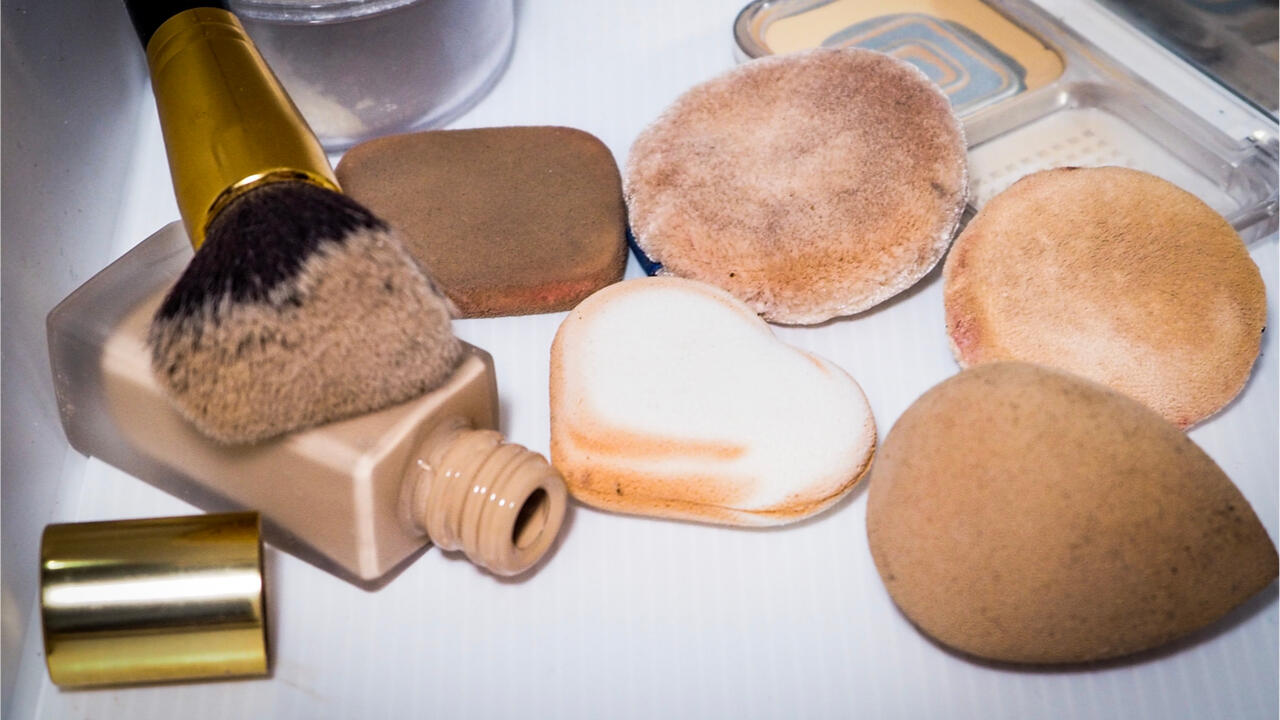 Make-up-Schwämmchen (rechts im Bild) gehören laut einer Studie zu den am stärksten verunreinigten Gegenständen im Bad.