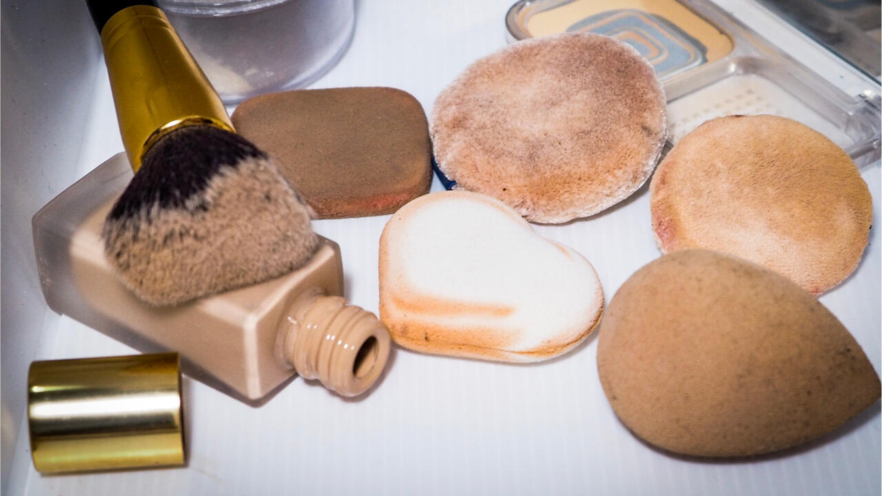 Make-up-Schwämmchen (rechts im Bild) gehören laut einer Studie zu den am stärksten verunreinigten Gegenständen im Bad. Make-up-Schwämmchen (rechts im Bild) gehören laut einer Studie zu den am stärksten verunreinigten Gegenständen im Bad.