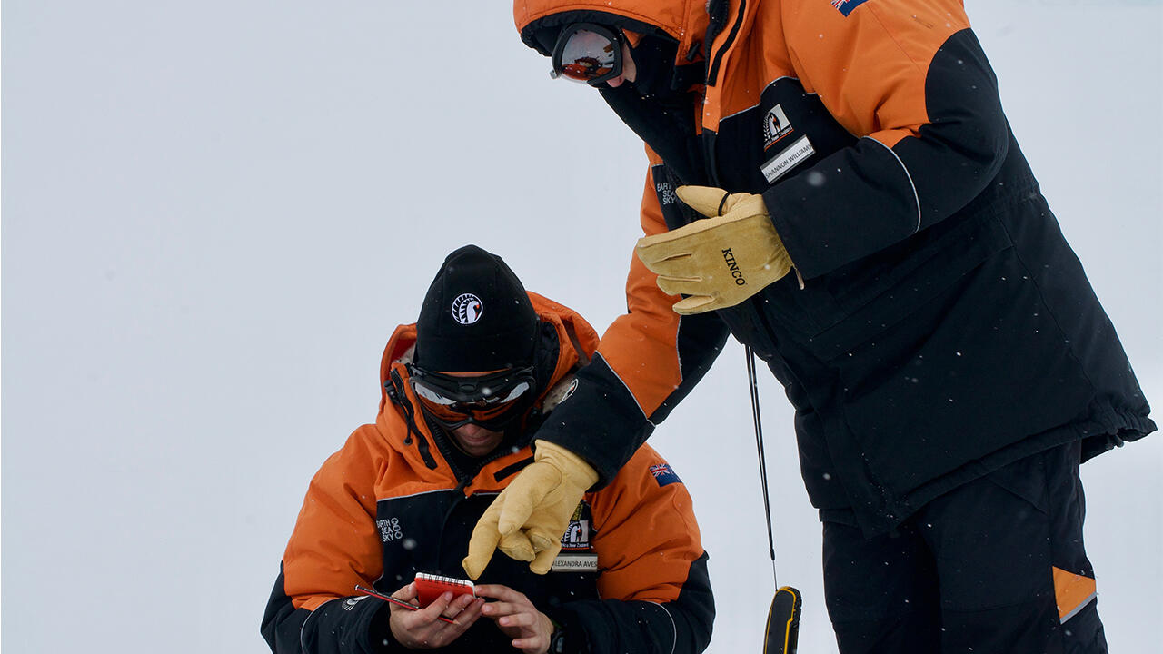 Die Studentin Alex Aves (links) notiert Daten während der Probennahme von Schnee in der Antarktis. 