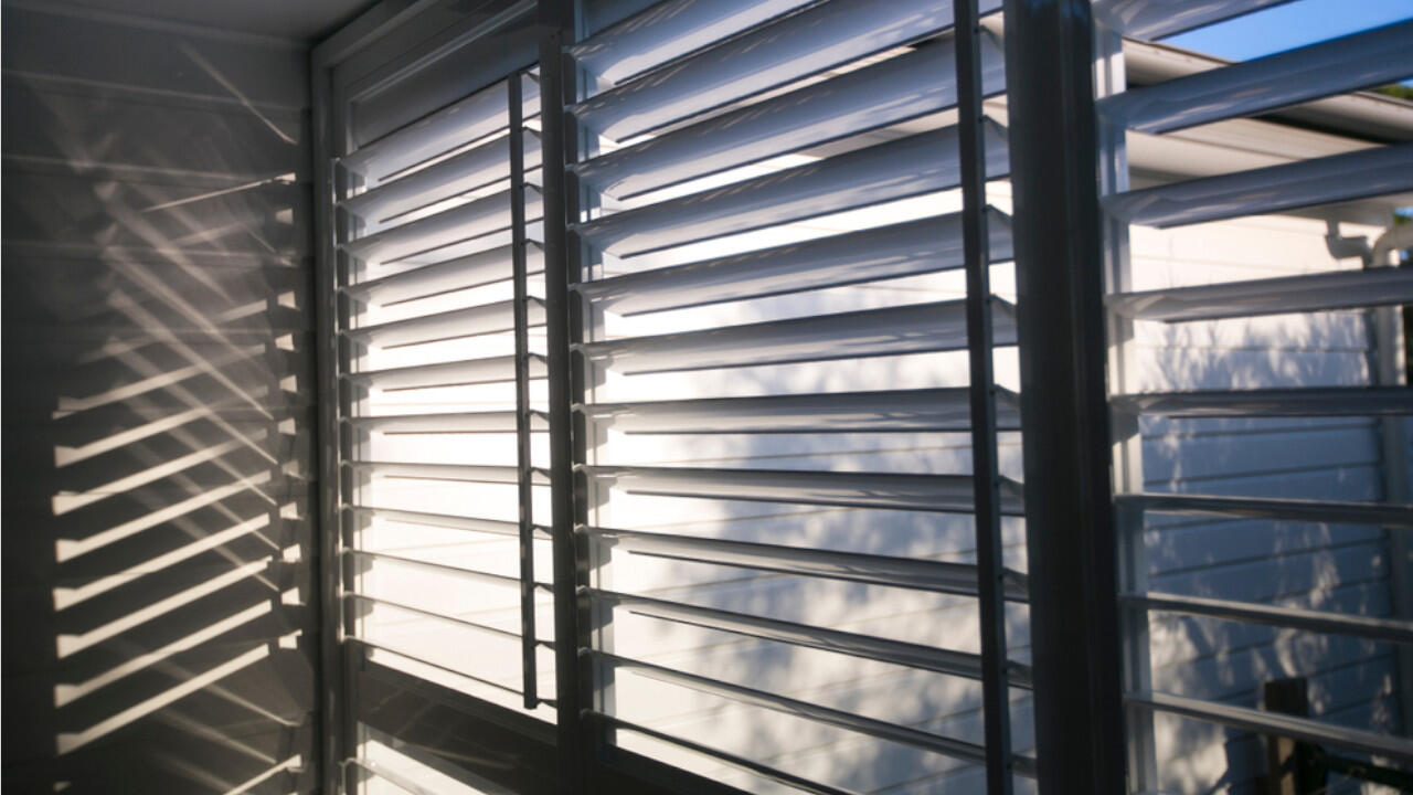 Um die Wohnung im Sommer kühl zu halten, gilt: Jalousien oder Rollläden untertags geschlossen halten. Um die Wohnung im Sommer kühl zu halten, gilt: Jalousien oder Rollläden untertags geschlossen halten.