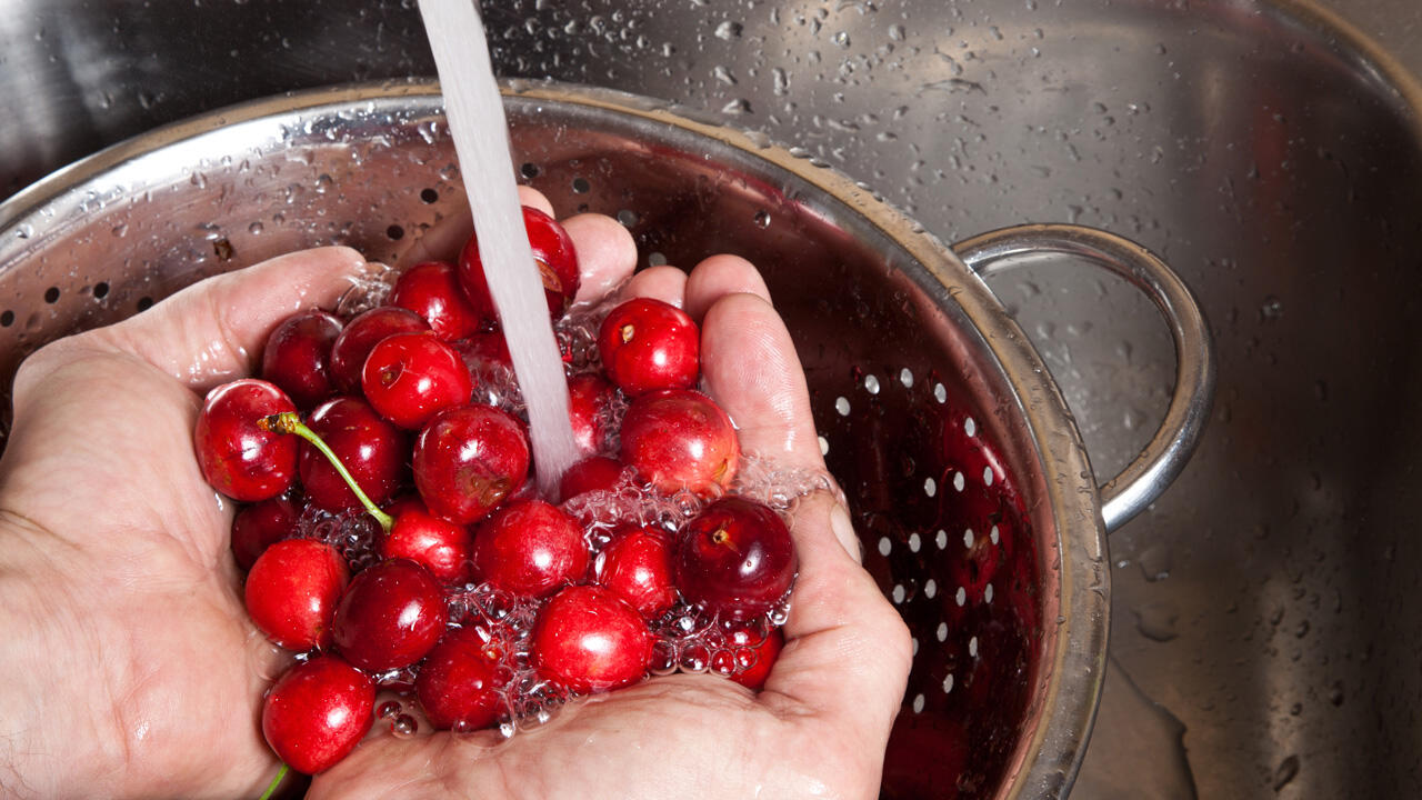 Kirschen (und anderes Obst) immer gut waschen vor dem Verzehr! Kirschen (und anderes Obst) immer gut waschen vor dem Verzehr!
