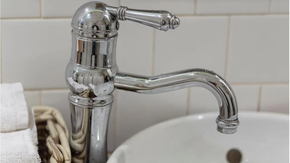 Rasierschaum hilft gegen unschöne Kalkflecken auf dem Wasserhahn. Rasierschaum hilft gegen unschöne Kalkflecken auf dem Wasserhahn.
