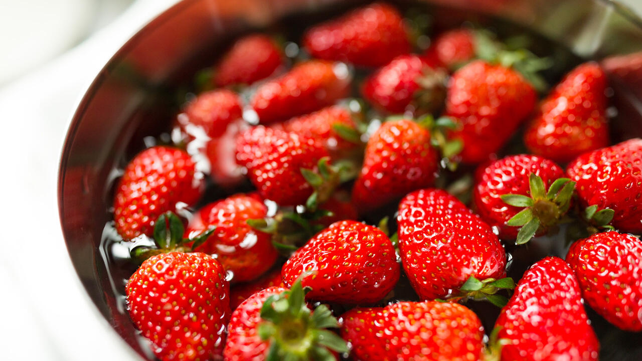 Wenn Sie Erdbeeren waschen, sollten Sie dies nicht unter dem fließenden Wasserhahn tun.