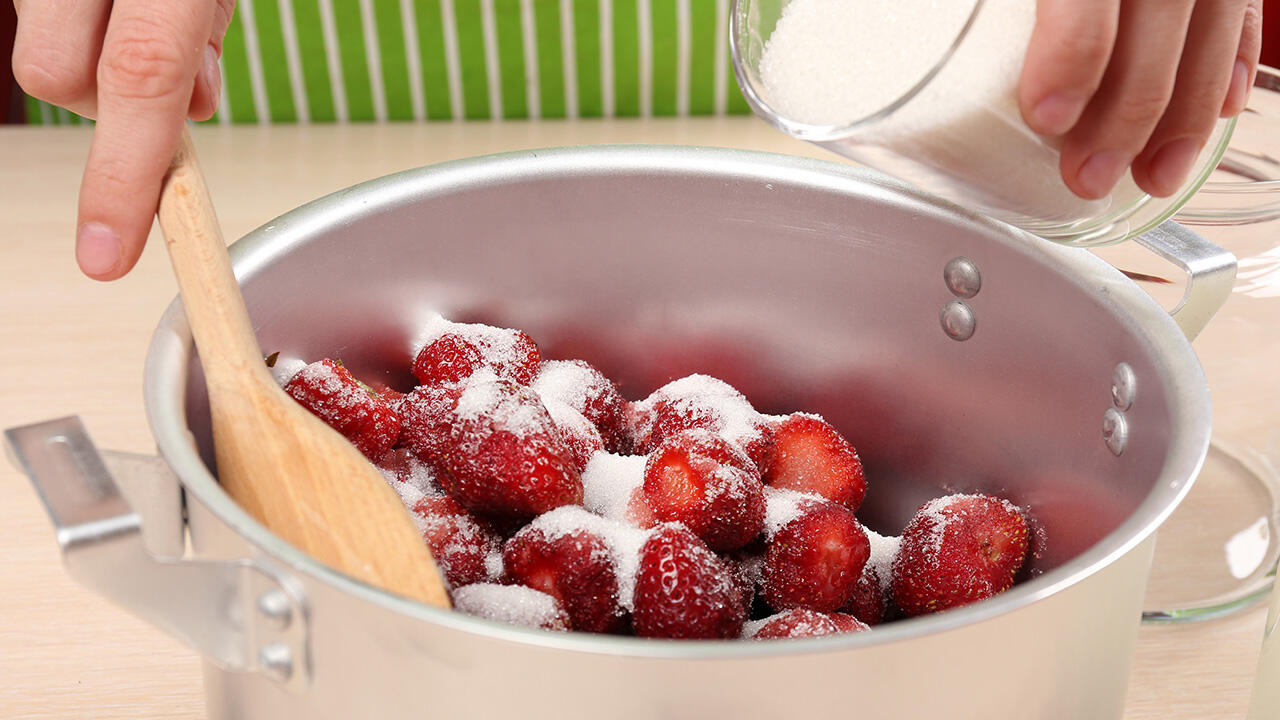 Erdbeeren und Gelierzucker sind die beiden wichtigen Grundzutaten von hausgemachter Erdbeermarmelade.