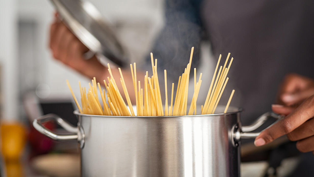 Spaghetti kochen: Die Nudeln sind sowohl bei Erwachsenen als auch bei Kindern beliebt.