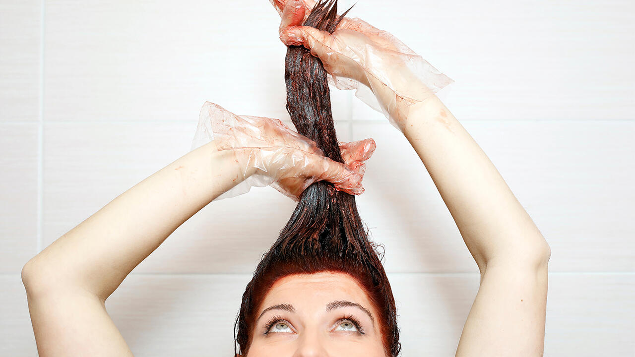 Haare färben ist mit Naturhaarfarben ohne problematische Substanzen möglich.