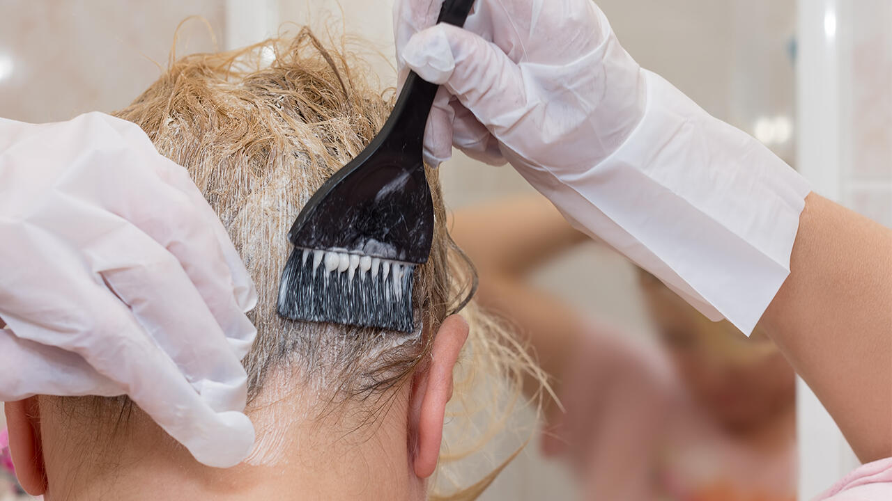 Die Farbe sollte beim Haare selber färben in warmem Zustand aufgetragen werden.