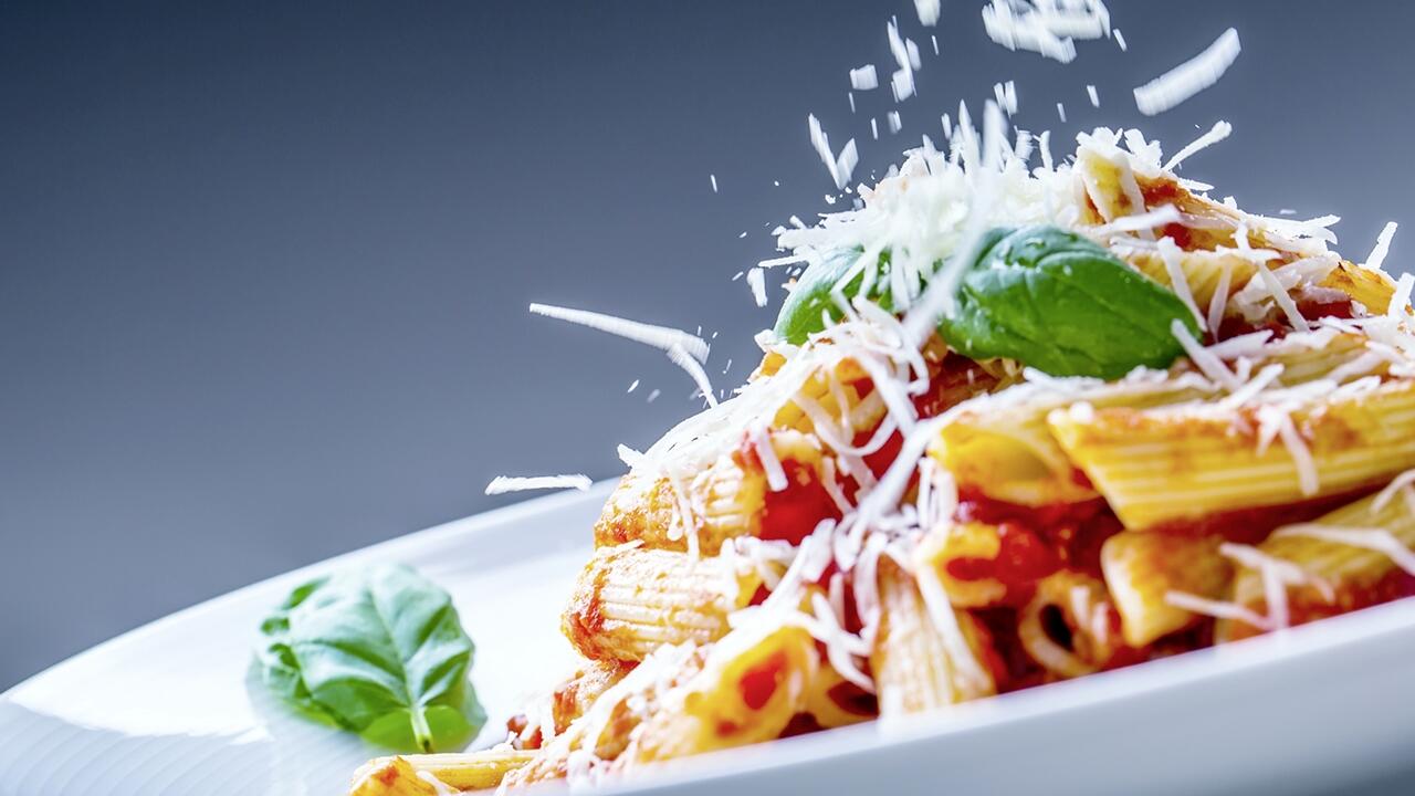 Geschmacklich unterscheidet sich Parmesankäse kaum vom günstigeren Grana Pandano. Geschmacklich unterscheidet sich Parmesankäse kaum vom günstigeren Grana Pandano.