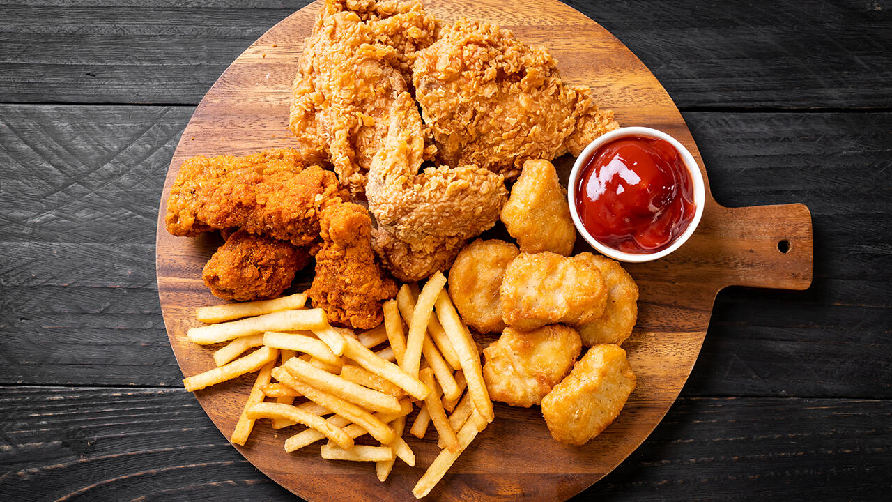 Fleisch und Pommes: Tomatenketchup ist dazu eine beliebte Beilage. Fleisch und Pommes: Tomatenketchup ist dazu eine beliebte Beilage.