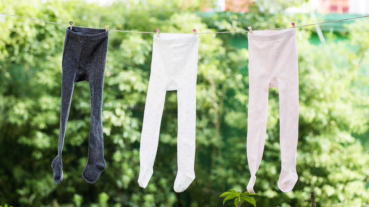 Baby-Strumpfhosen im Test: Verzichten Sie auf Noppen, wenn Ihr Kind sicher krabbelt. So schonen Sie die Umwelt. Baby-Strumpfhosen im Test: Verzichten Sie auf Noppen, wenn Ihr Kind sicher krabbelt. So schonen Sie die Umwelt.