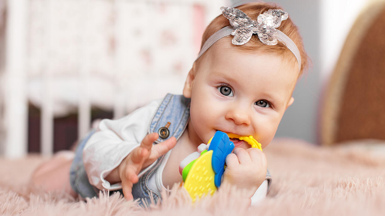 Wenn Babys zahnen: Schießen dem Baby die ersten Milchzähne ins Zahnfleisch ein, kaut und nagt es oft verzweifelt an allem herum, was es in die Hände bekommt.