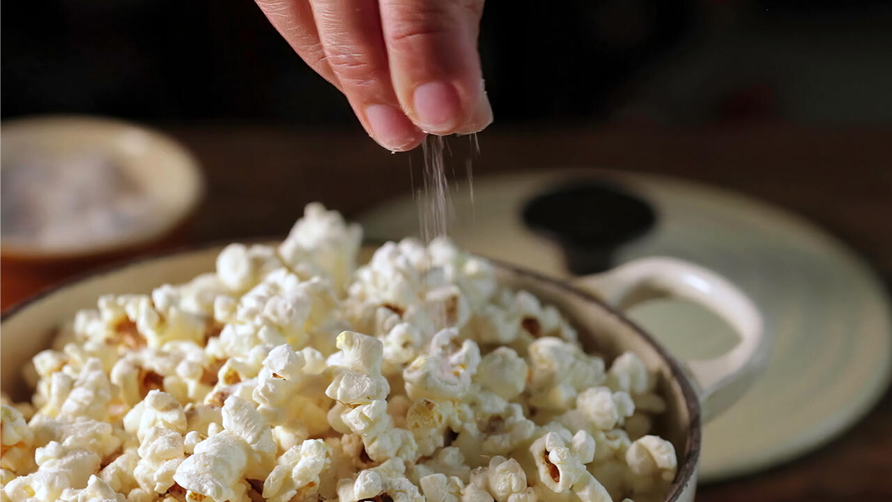 Lecker Salz: Salzig ist eine der Geschmacksrichtungen, die Menschen wahrnehmen können. Salz gibt vielen Lebensmitteln den richtigen Pfiff. Lecker Salz: Salzig ist eine der Geschmacksrichtungen, die Menschen wahrnehmen können. Salz gibt vielen Lebensmitteln den richtigen Pfiff.