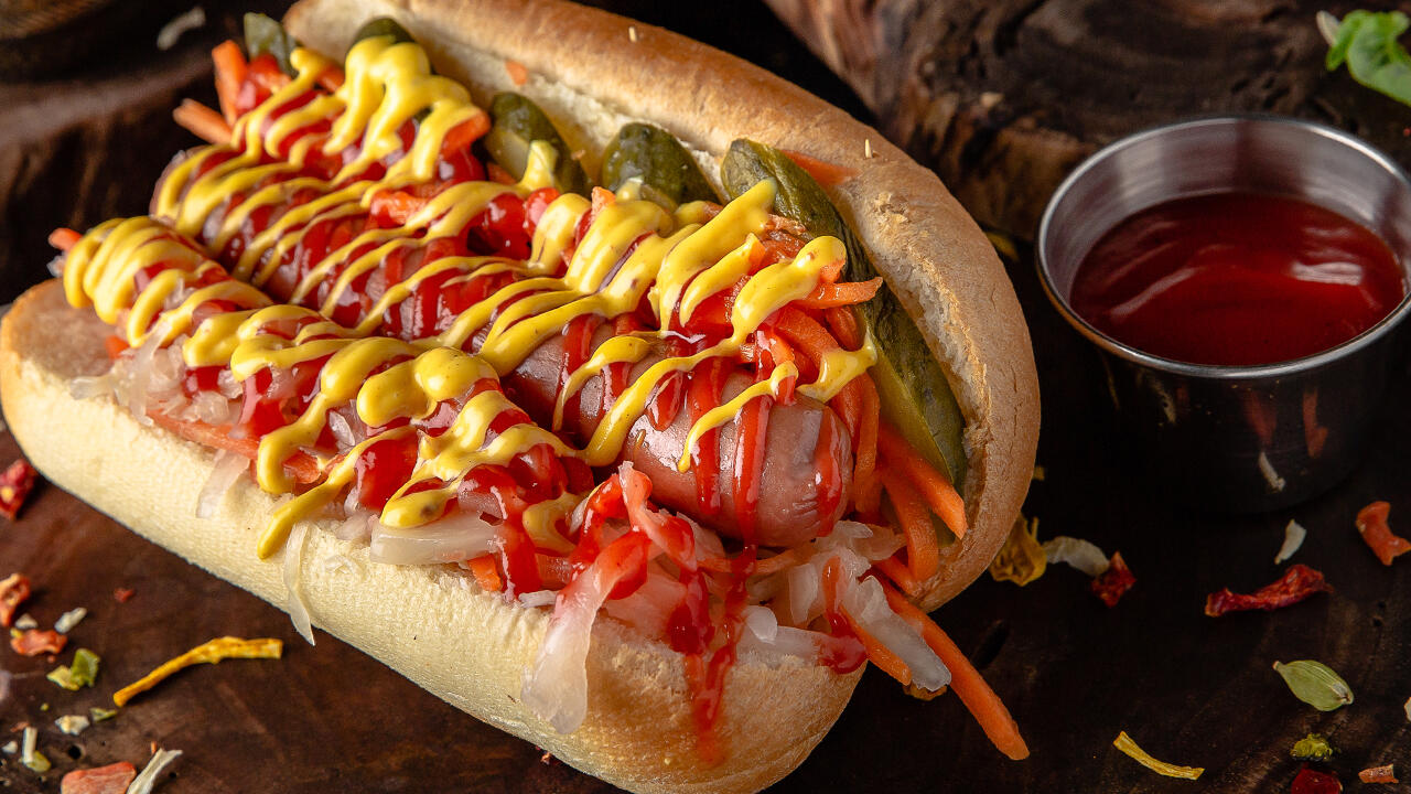 Das Auge isst mit: Ein Hotdog schön aufbereitet. Dabei darf auch der Tomatenketchup nicht fehlen. Das Auge isst mit: Ein Hotdog schön aufbereitet. Dabei darf auch der Tomatenketchup nicht fehlen.