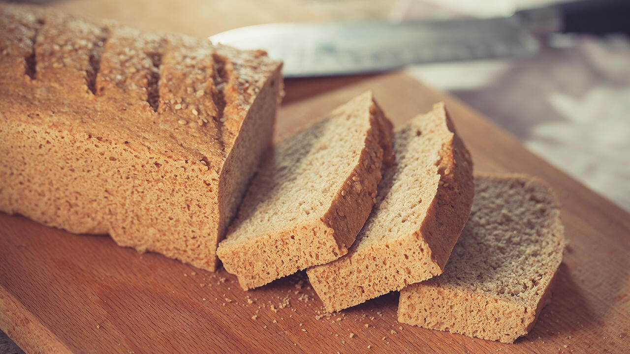 Glutenfreies Brot können Betroffene auch einfach selbst backen. 