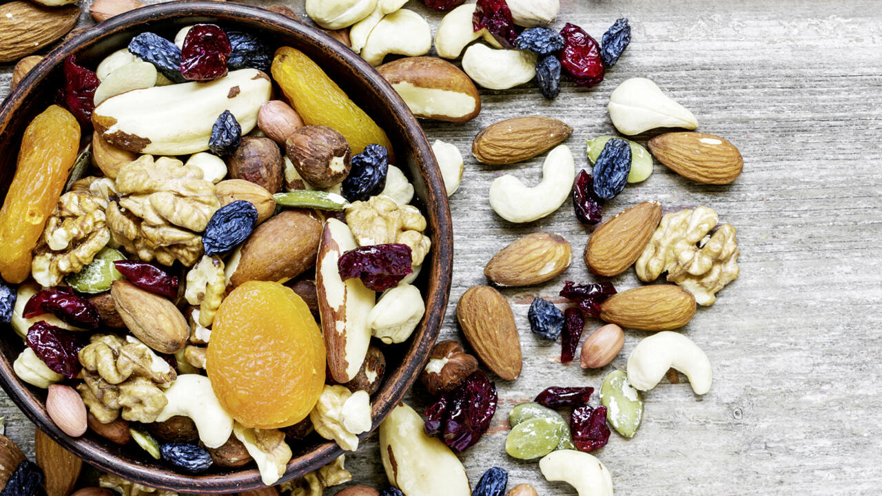 Studentenfutter ist gesund: Neben Fett liefern die enthaltenen Nüsse auch viele gesunde Fettsäuren, Vitamine und Nährstoffe. Studentenfutter ist gesund: Neben Fett liefern die enthaltenen Nüsse auch viele gesunde Fettsäuren, Vitamine und Nährstoffe.