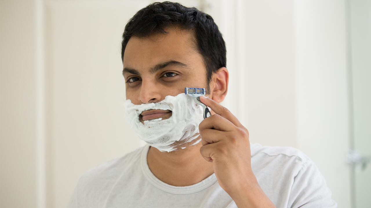 Rasuren reizen die männliche Gesichtshaut. Gesichtspflege tut der Haut daher gut. 