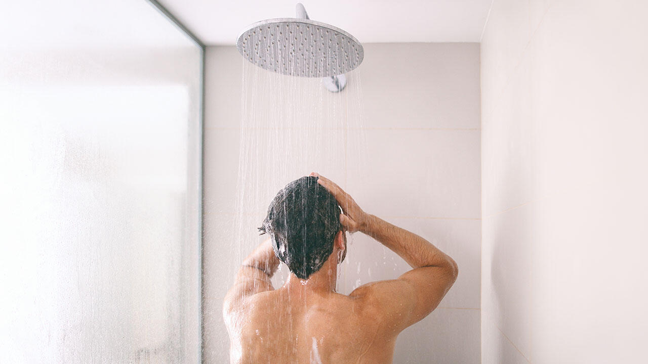 Vor allem in der kälteren Jahreszeit nutzen viele Menschen nach dem Duschen eine Bodylotion, um ihre Haut mit Feuchtigkeit zu versorgen.