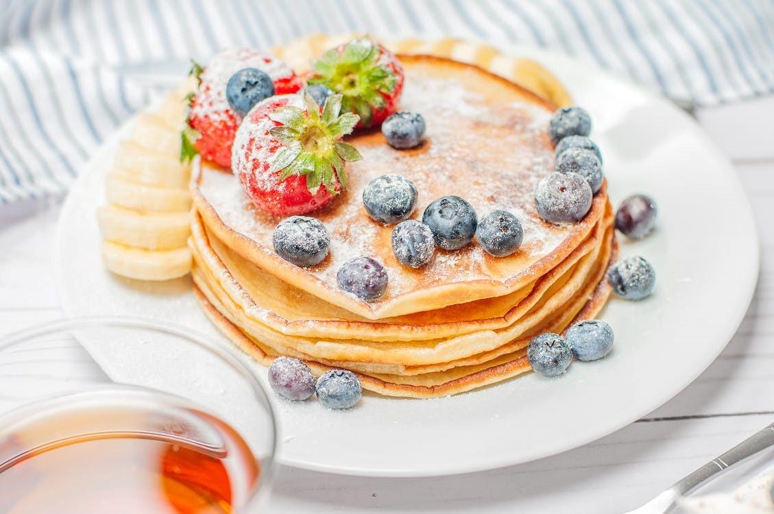 Pancakes und Ahornsirup gehören für viele untrennbar zusammen – Sie sollten den Sirup jedoch nur in Maßen genießen. Pancakes und Ahornsirup gehören für viele untrennbar zusammen – Sie sollten den Sirup jedoch nur in Maßen genießen.