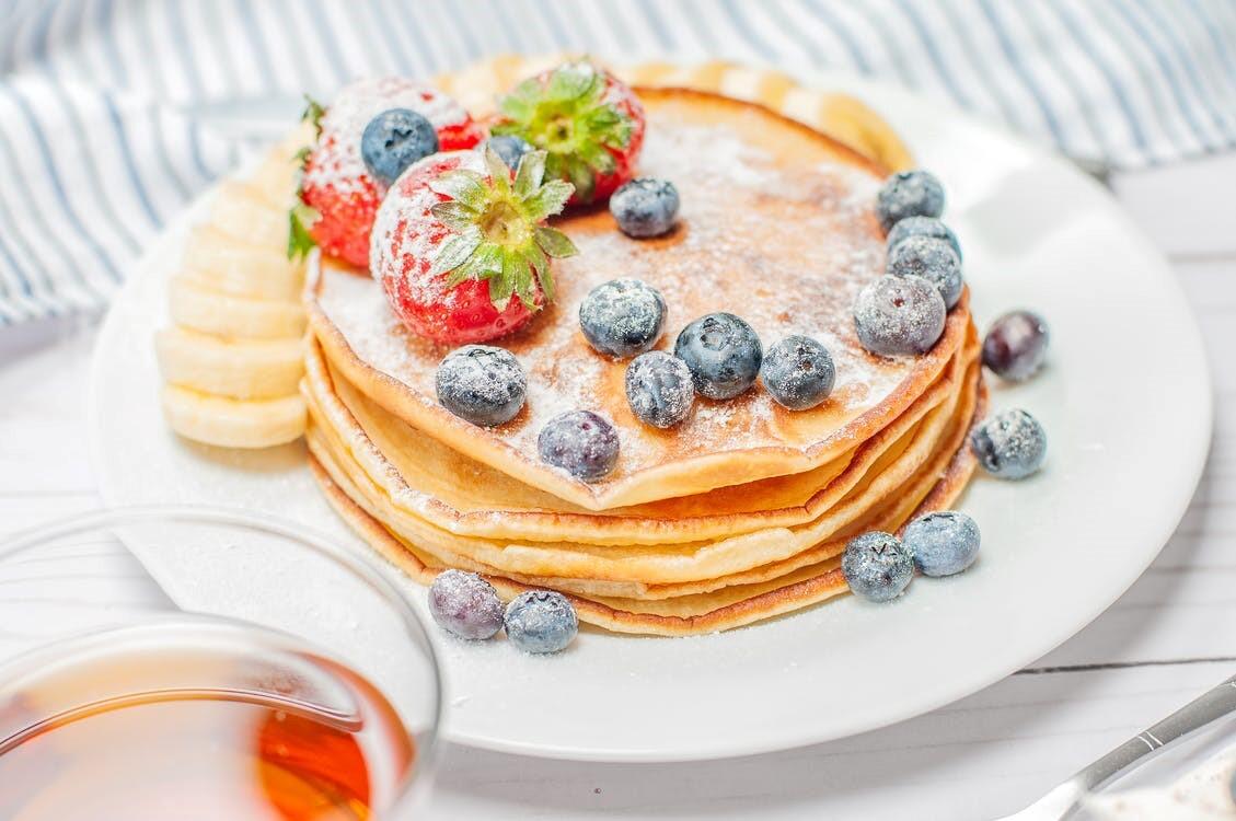 Pancakes und Ahornsirup gehören für viele untrennbar zusammen – Sie sollten den Sirup jedoch nur in Maßen genießen.