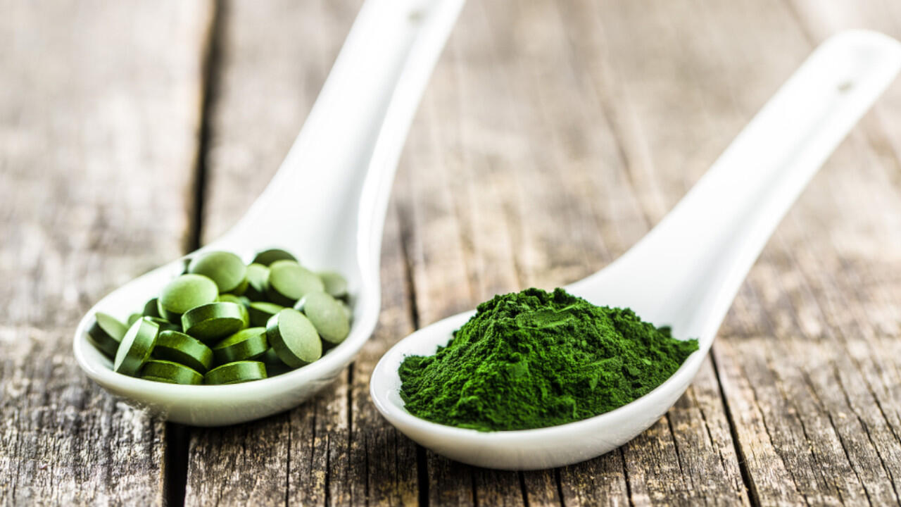Die Alge Chlorella gibt es vor allem als Pulver oder Tabletten zu kaufen - ein Superfood ist es nicht. Die Alge Chlorella gibt es vor allem als Pulver oder Tabletten zu kaufen - ein Superfood ist es nicht.