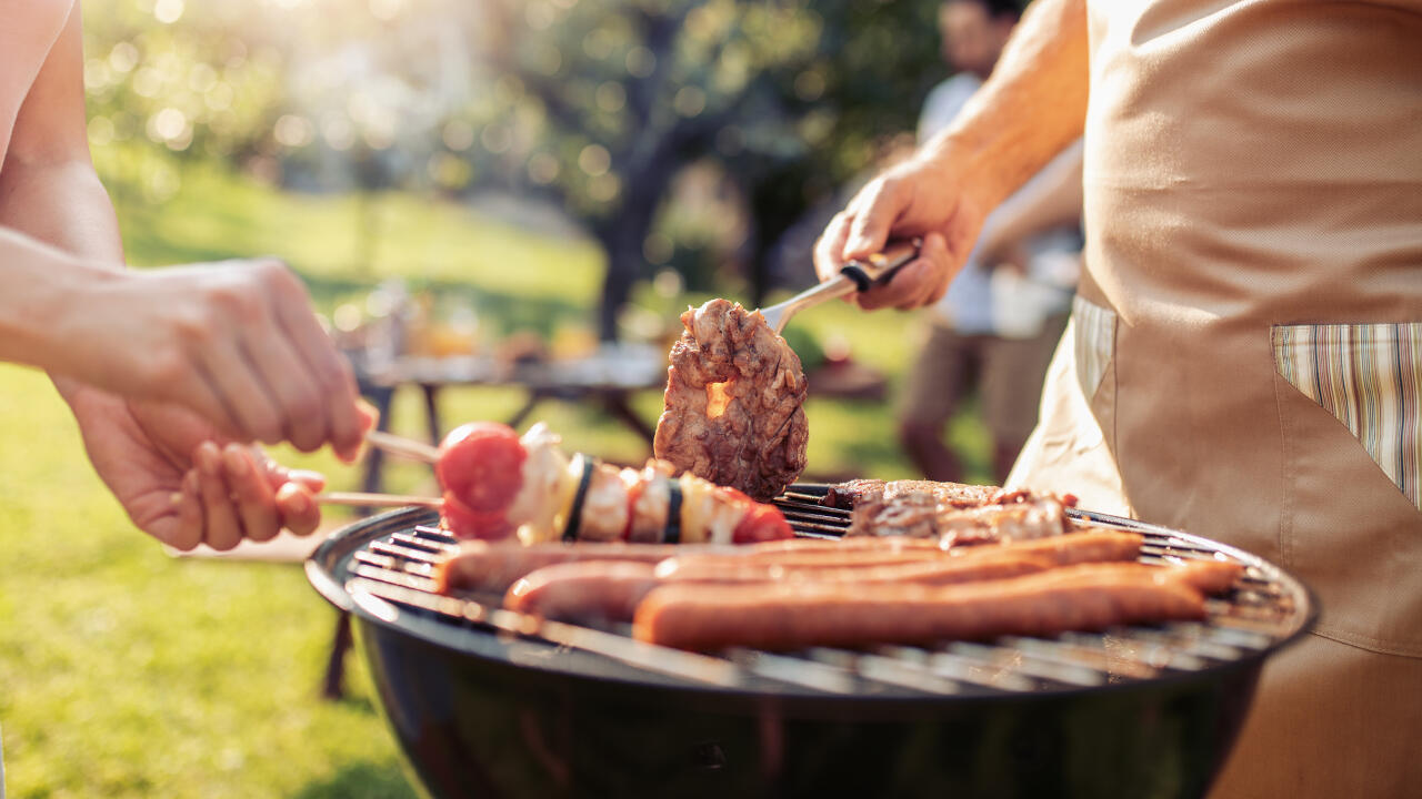 Wir haben Grillkohle und Briketts getestet. Viele Produkte sind empfehlenswert. Wir haben Grillkohle und Briketts getestet. Viele Produkte sind empfehlenswert.