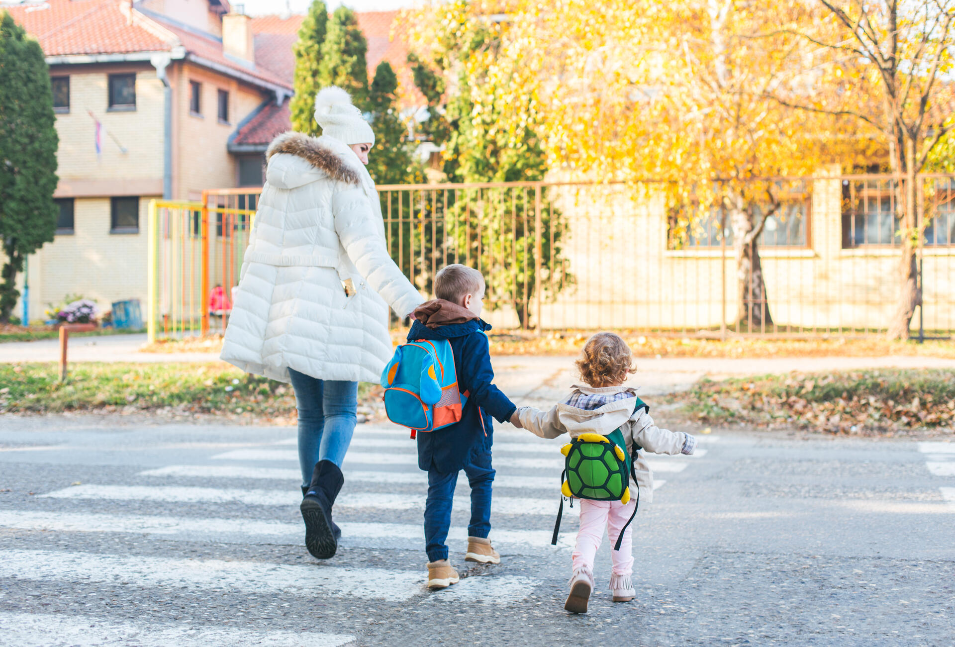 Im Sinne eines nachhaltigen Schulstartes sollten die Eltern ihren Nachwuchs besser zu Fuß oder mit dem Rad zur Schule begleiten – oder in einer Gruppe mit anderen Kindern dorthin laufen lassen. Im Sinne eines nachhaltigen Schulstartes sollten die Eltern ihren Nachwuchs besser zu Fuß oder mit dem Rad zur Schule begleiten – oder in einer Gruppe mit anderen Kindern dorthin laufen lassen.