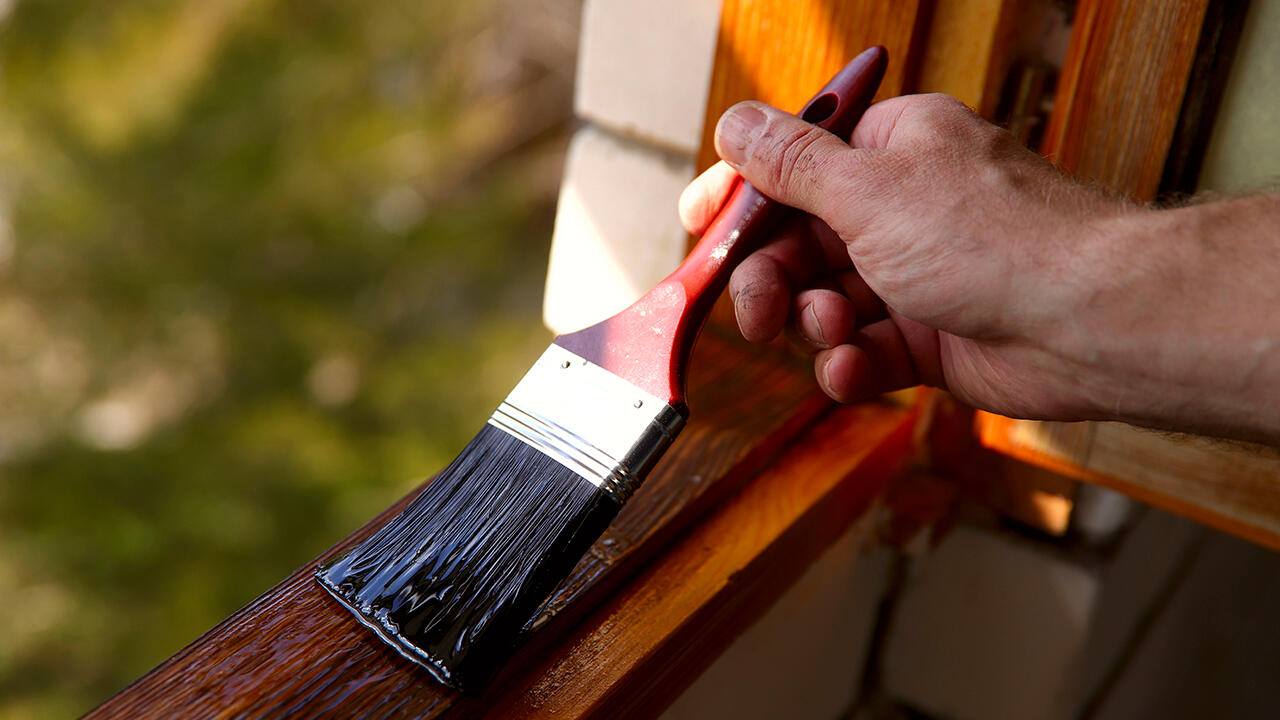 Risse in Holzfenstern können gespachtelt werden - das ist eine gute Grundlage für einen Neuanstrich.