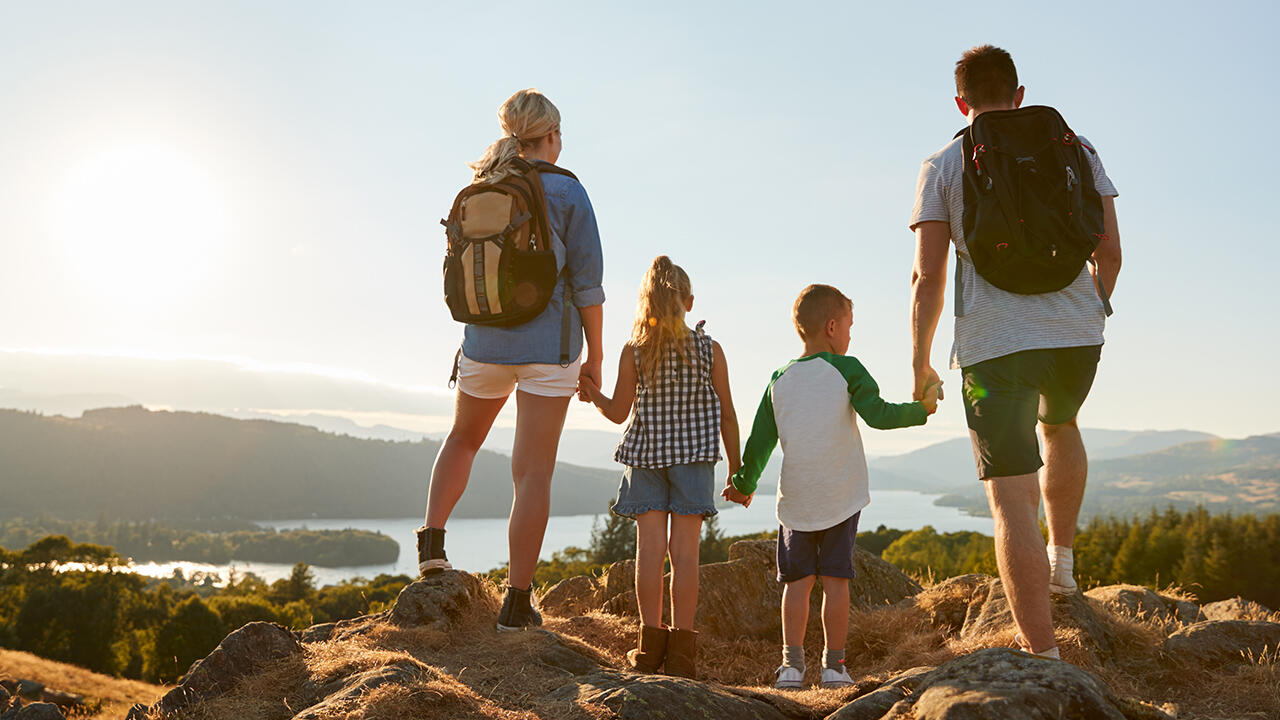 Auch Kinder im jungen Alter können schon auf kleine Wandertouren mitgenommen werden - und haben meistens Spaß, wenn die Strecke Abwechslung bietet.