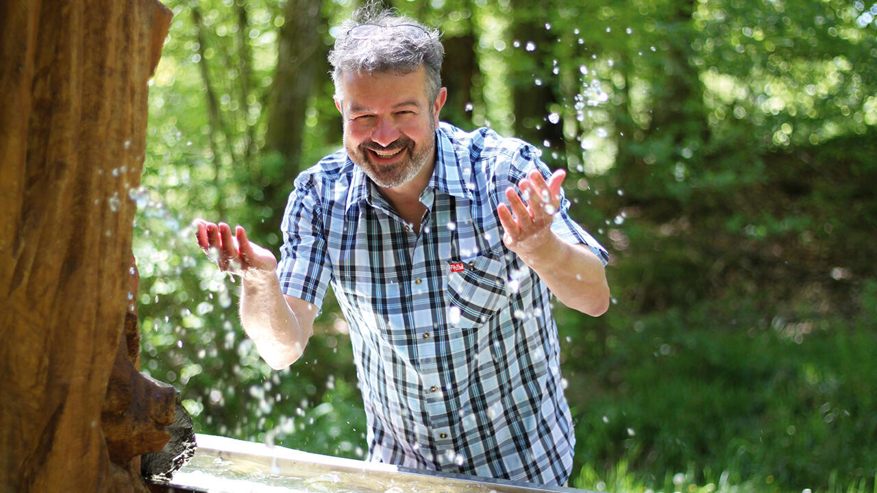 "Zum Wandern gehört für mich, dass man draußen in der Natur ist," erzählt Autor und Wanderfan Manuel Andrack.