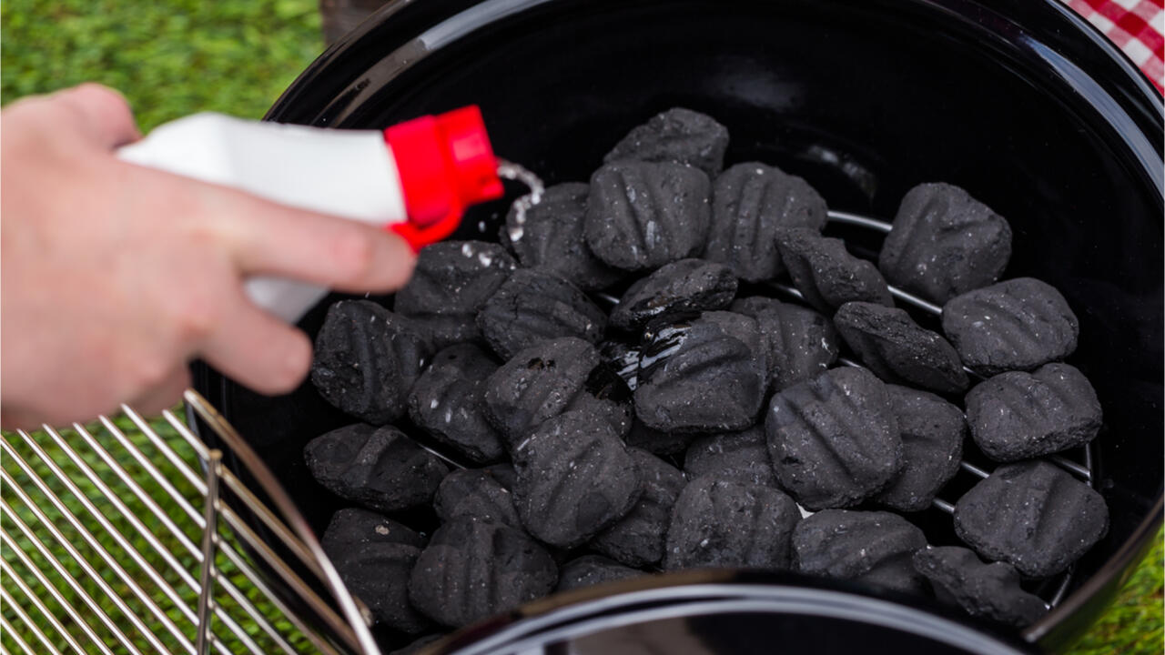 Grill anzünden: Flüssiger Grillanzünder enthält häufig Paraffin. Grill anzünden: Flüssiger Grillanzünder enthält häufig Paraffin.
